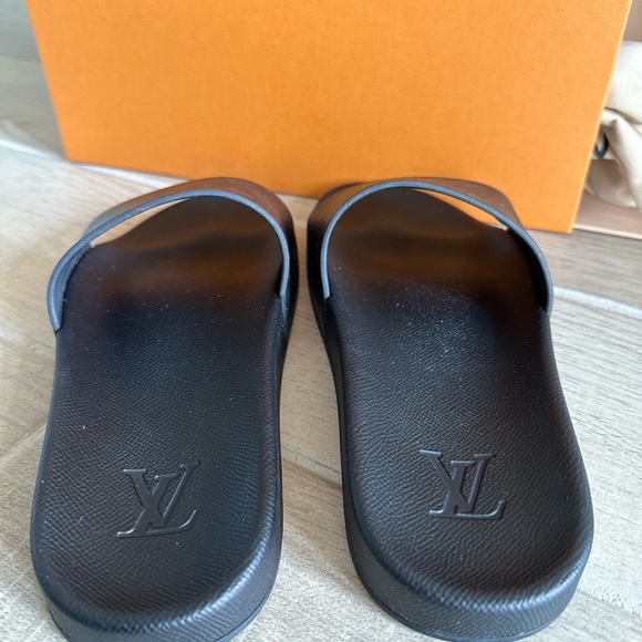Women’s size 7.5 or Men’s size 5.5 LV slides. Retails today for $690. Like new - Picture 8 of 12